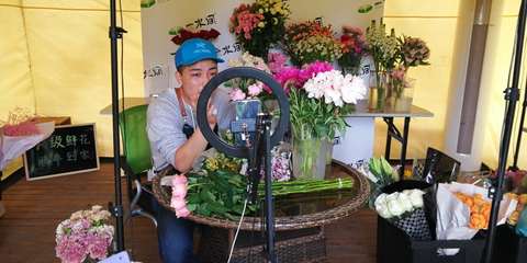 母親節(jié)捧花禮 禮品花卉市場(chǎng)的‘花樣經(jīng)濟(jì)’為何如此紅火？
